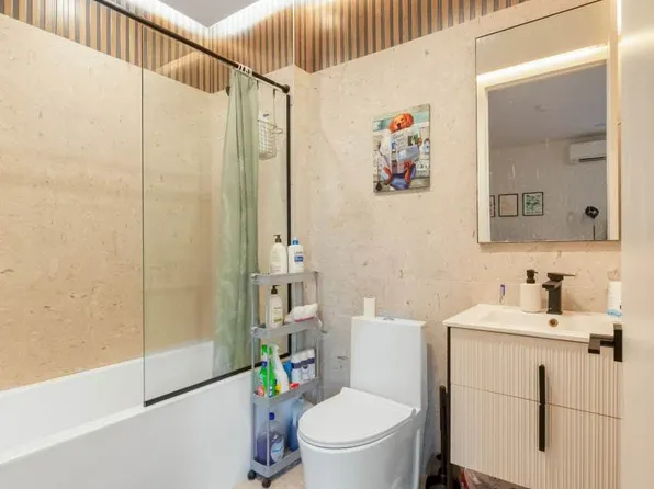 557 Saint John's Place image 8 of 10