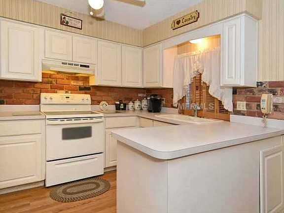 2nd image of 3120 Aspinwall St