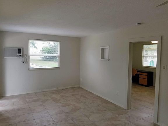 4th image of 6931 Hibiscus Ave S Unit 2B