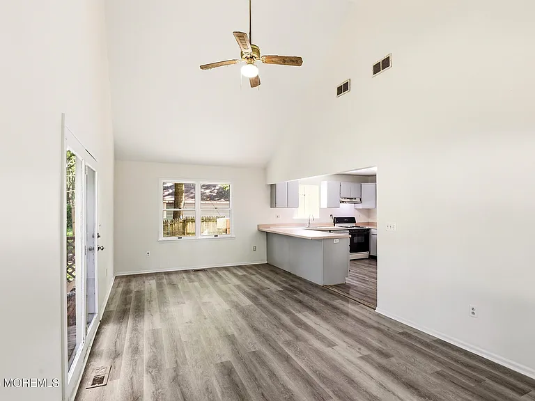 1305 Marshall St — Photo 11