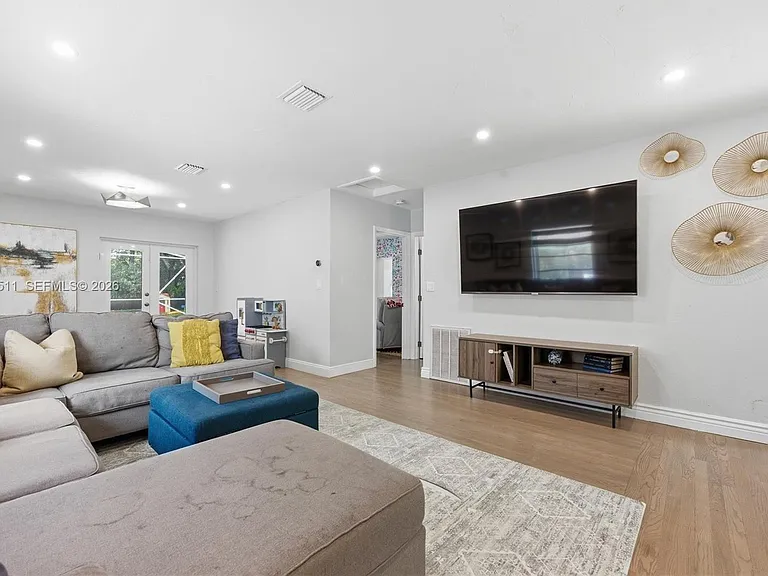 608 SW 13th St — Photo 5