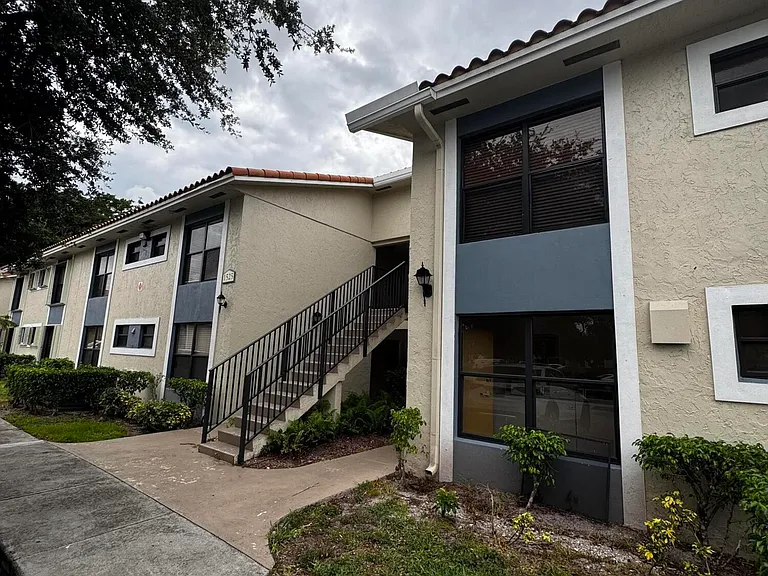 1525 Lake Crystal Dr #C — Photo 2