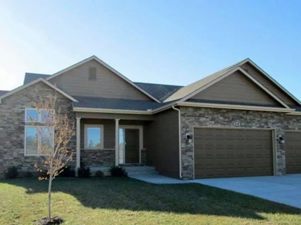 640 Shady Bend Dr, Tonganoxie, KS 66086