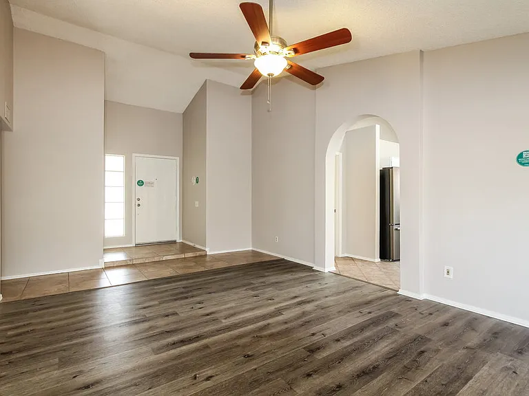 1101 W Wickieup Ln — Photo 3
