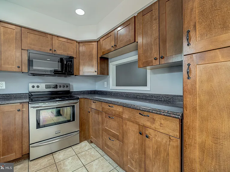 8593 Burlington Ct — Photo 12