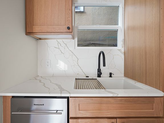 5th image of 1043 N La Jolla Ave #1/4