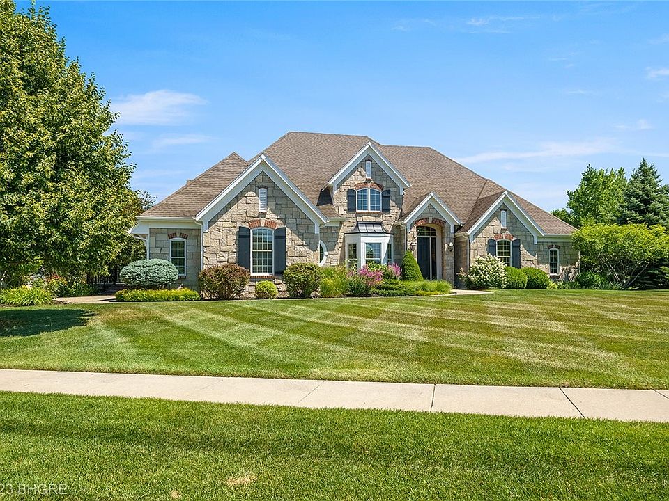 1st image of 204 SW Camden Dr