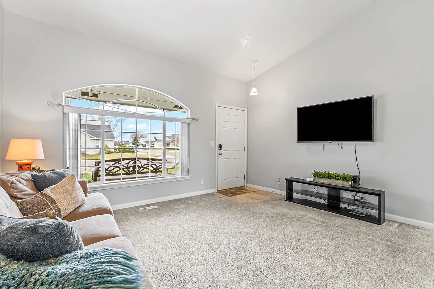 3 bed, 2.0 bath, 559 sqft, $5,958 — Photo 3