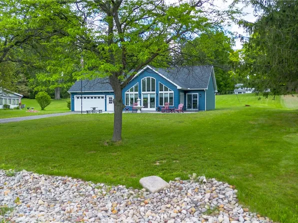 714 White Springs Dr, Geneva, NY 14456