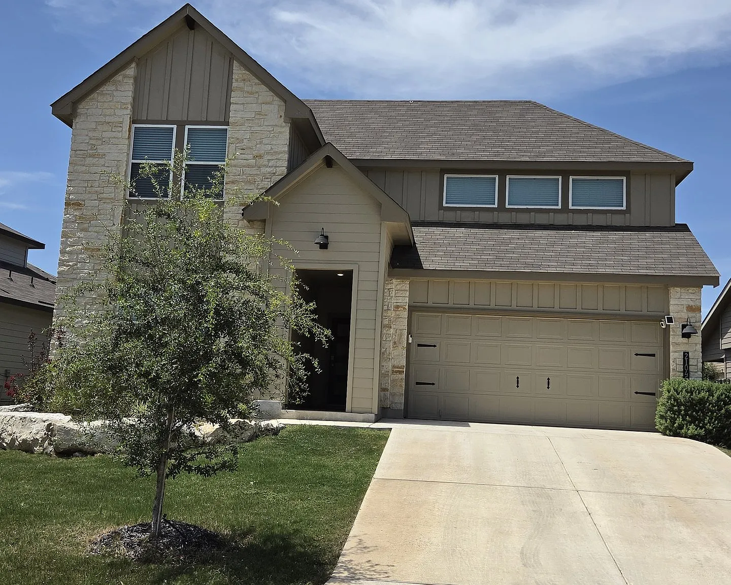 4 bed, 2462 sqft, $2,555 — Photo 2