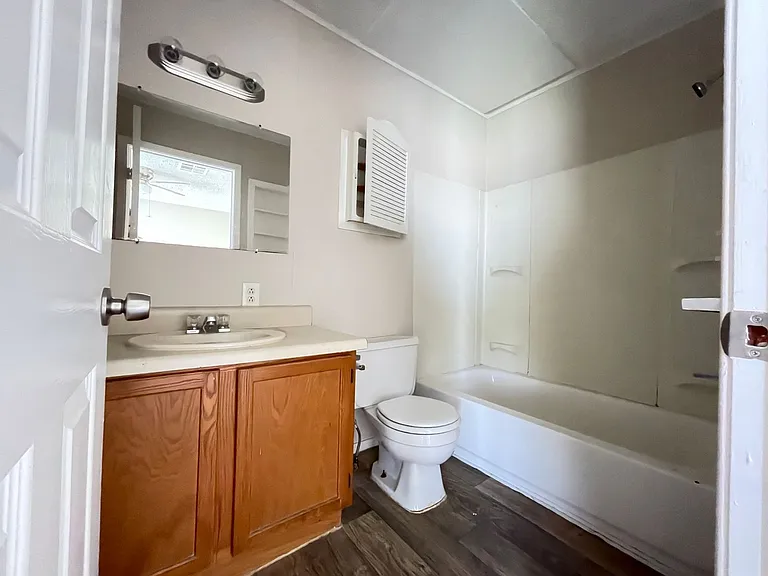 2 Bedroom 2 Bath Apartment w/ Washer and Dryer Connections — Photo 4