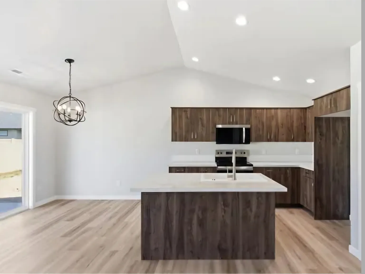 3 bed, 1364 sqft, $2,250 — Photo 2