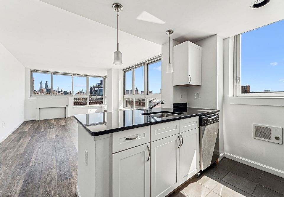 1st image of 229 Chrystie St #915E