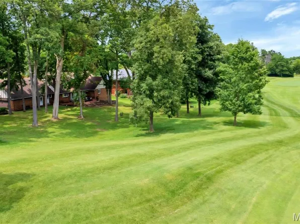 56 Meadowbrook Country Club Est, Ballwin, MO 63011