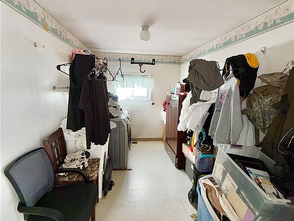 4th image of 160 Main St