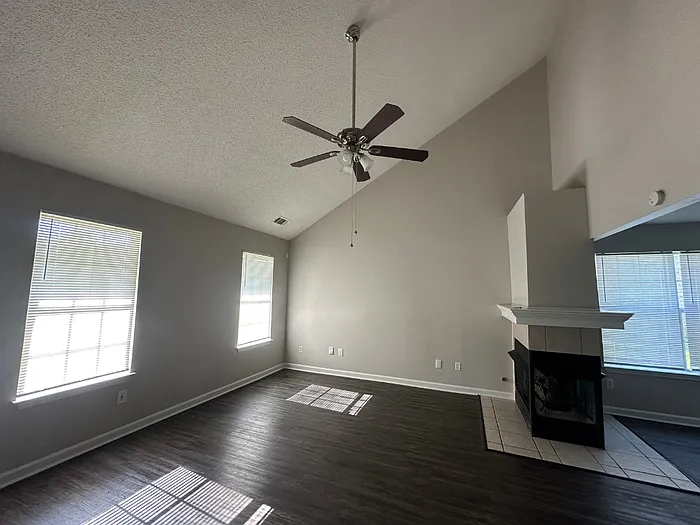 3 bed, 2.5 bath, 1352 sqft, $1,495 — Photo 3