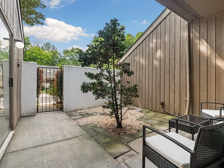 8 Ellsworth Ct — Photo 11