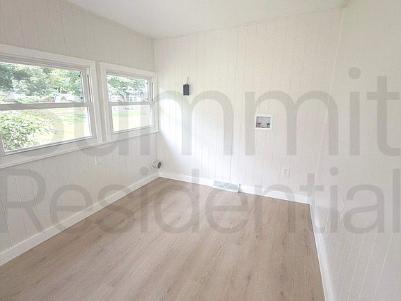 3rd image of 32 Market St
