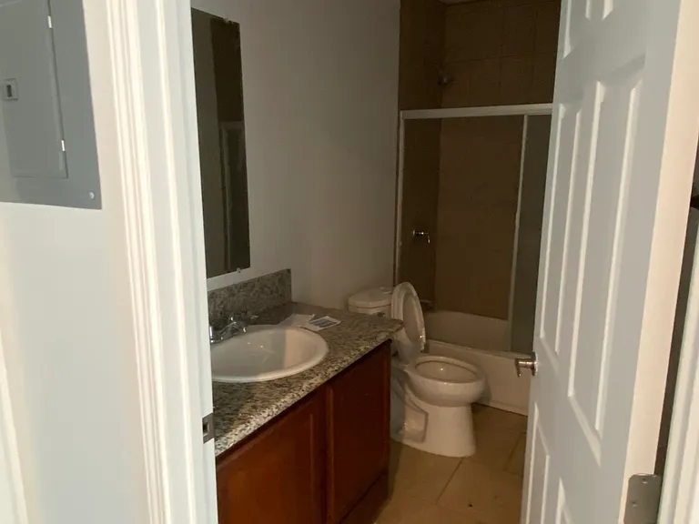 1135 W 39th Pl — Photo 6
