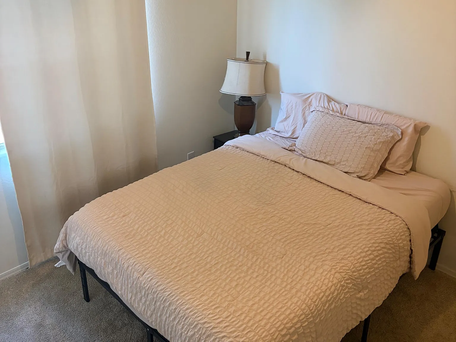 2 bed, 1.0 bath, 1808 sqft, $966 — Photo 1