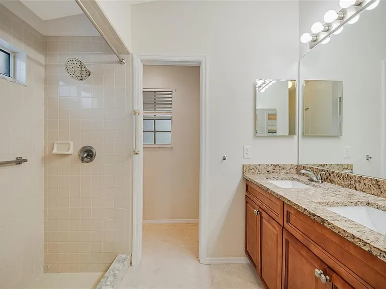 1542 Brook Hollow Dr — Photo 18