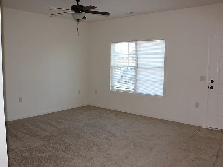 1033 Wellington Dr — Photo 4