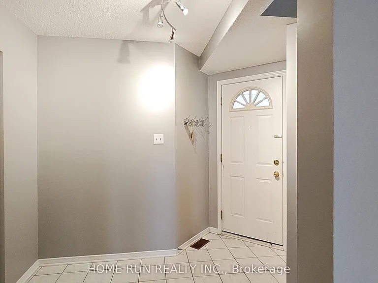 152 Thornbury Cres — Photo 4