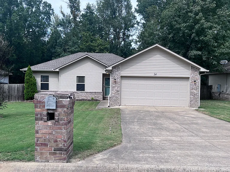 34 Shamsie Dr — Photo 1