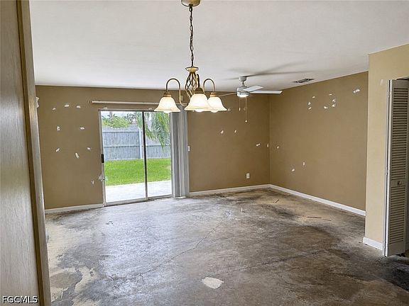 3rd image of 1005 SW 48th Ter APT 3