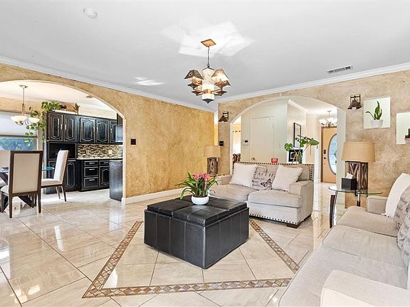2nd image of 3418 Kenwood Cir
