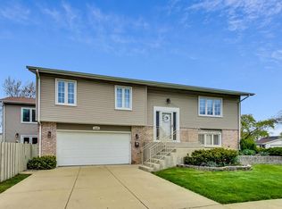 1124 S Cherrywood Dr, Mount Prospect, IL 60056