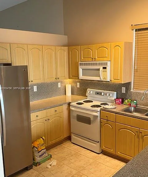5420 SW 134th Ave — Photo 3