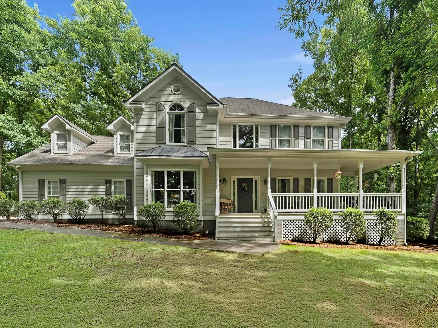 4 bed, 2.5 bath, 2717 sqft, $2,850 — Photo 2