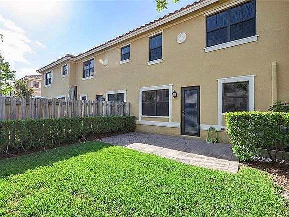 3rd image of 9572 Town Parc Cir N