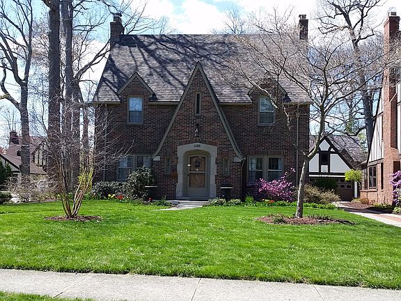 2nd image of 2403 Meadowwood Dr