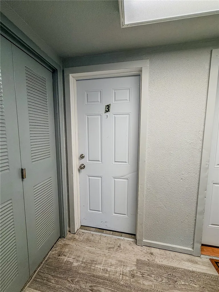 548 Hansen Ave — Photo 2
