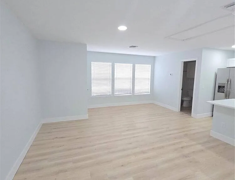 104 Eastpark Cres #B — Photo 5