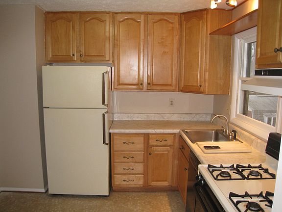 3rd image of 800 Salem Dr