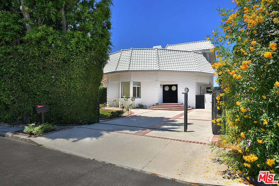 4 bed, 3.0 bath, 5000 sqft, $10,500 — Photo 1