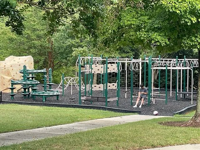 Play area with benches, Gazebo overlooking by the lake/fountains, benches, tennis courts, etc.