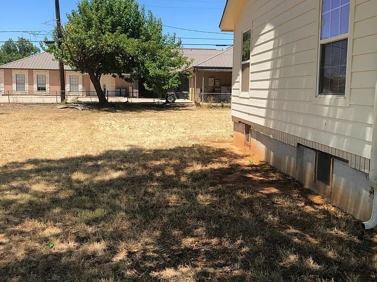 906 Cresthaven Dr #B — Photo 2