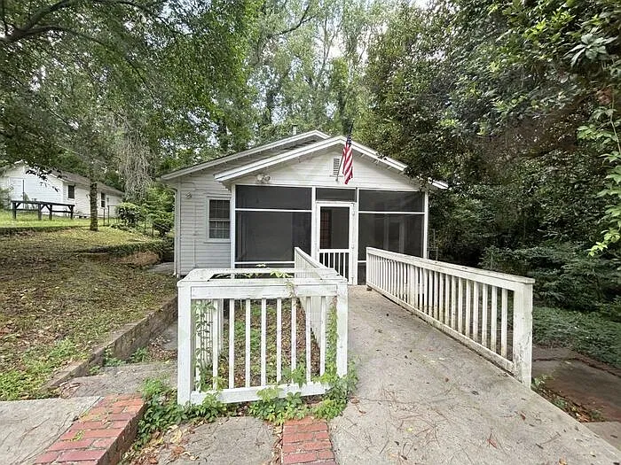 5 bed, 2.0 bath, 2138 sqft, $3,750 — Photo 1