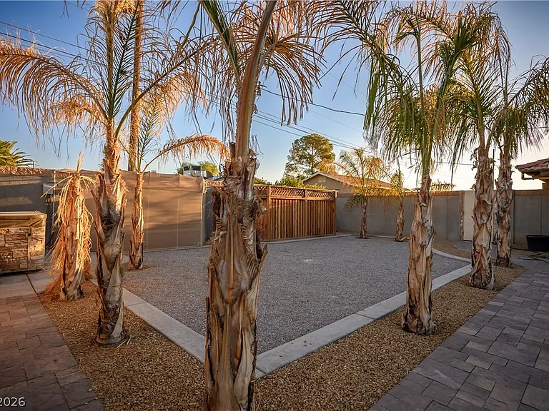 7435 Rogers St — Photo 40