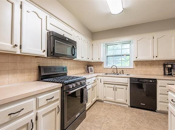 4th image of 1604 NE Westwind Dr