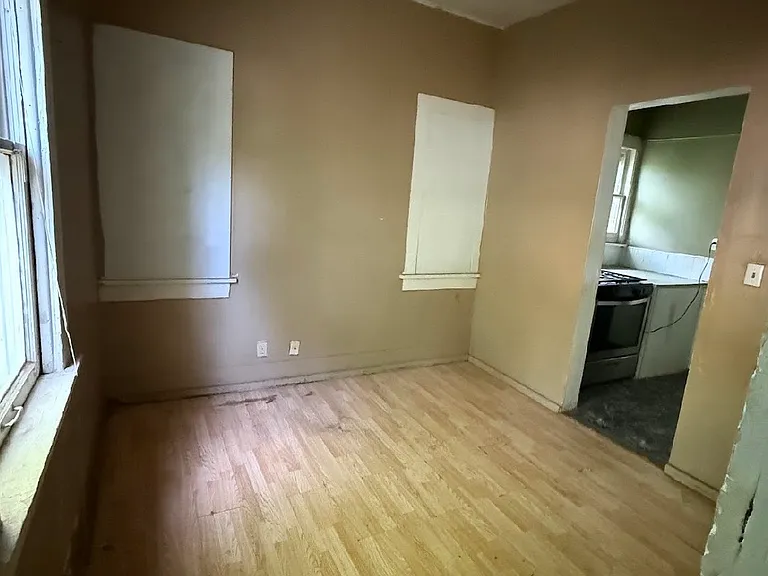 927 W North St — Photo 3