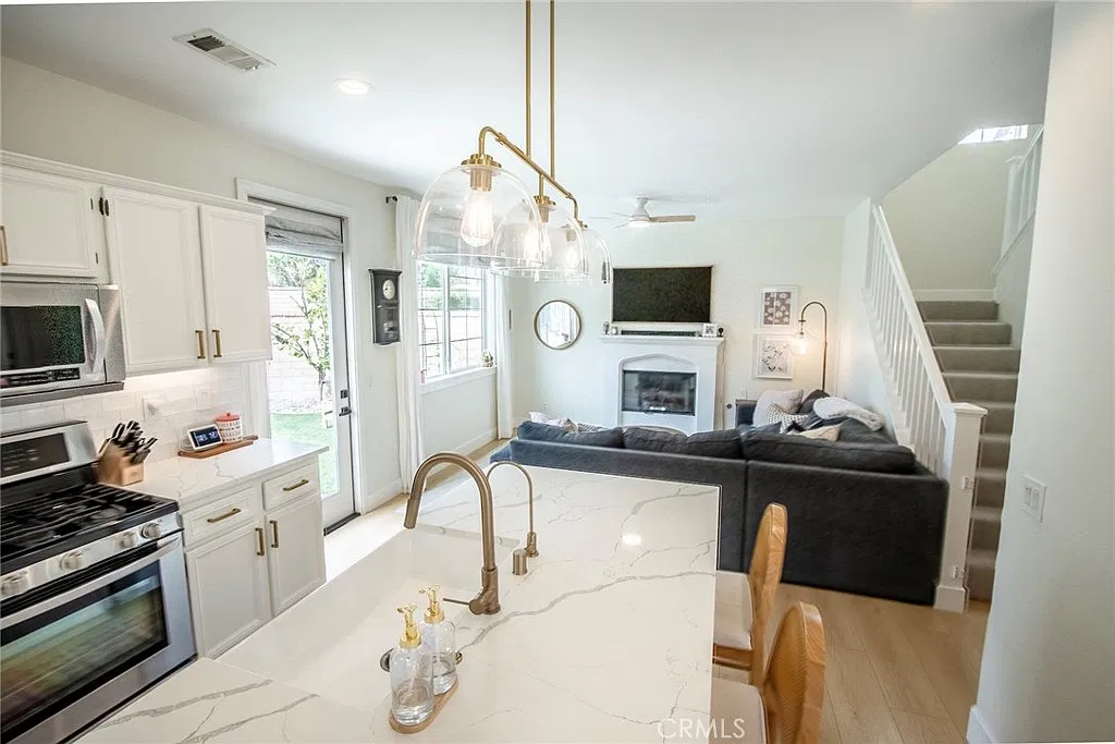 3 bed, 2.5 bath, 1623 sqft, $4,000 — Photo 2