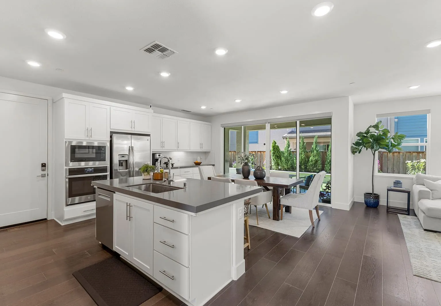 5 bed, 3164 sqft, $6,100 — Photo 2