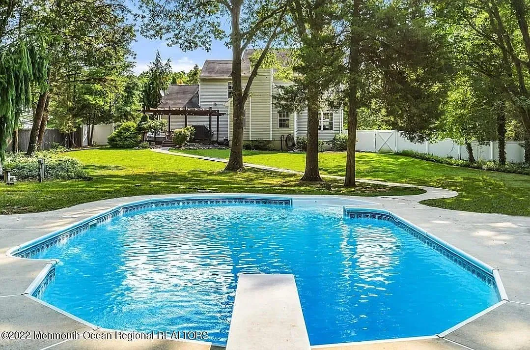 4 bed, 2026 sqft, $4,200 — Photo 2