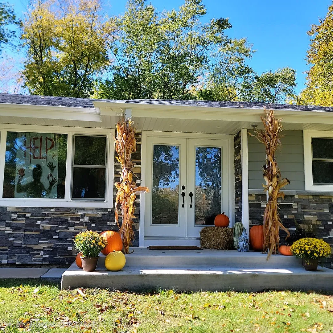 325 E Circle Dr — Photo 1