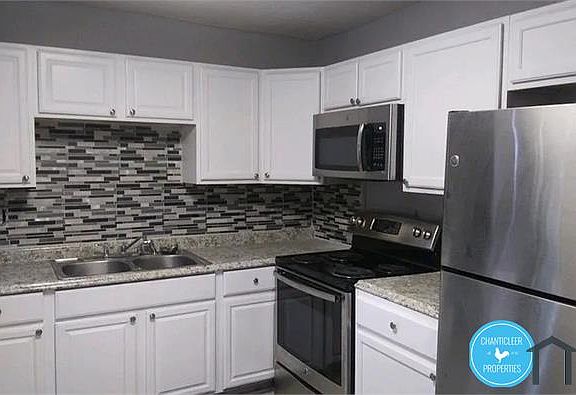 2nd image of 832 W 7th St APT C